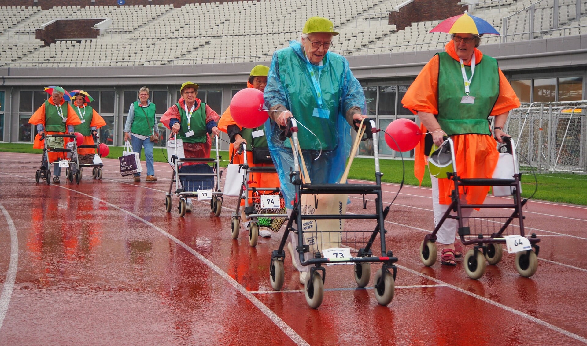 Regen en onweer teisterde de Nationale Rollatorloop in het Olympisch Stadion.