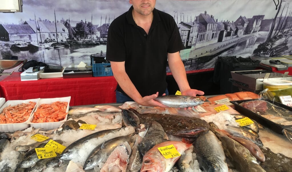 De viskraam van Lucas van Doornik staat elke vrijdag op de biologische markt in Weesp. 