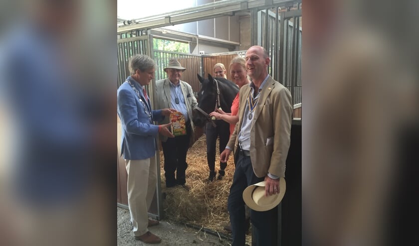 Eerder werd een pony gedoneerd aan de Stichting Sportclub Gehandicapten Gooi- en Eemland.