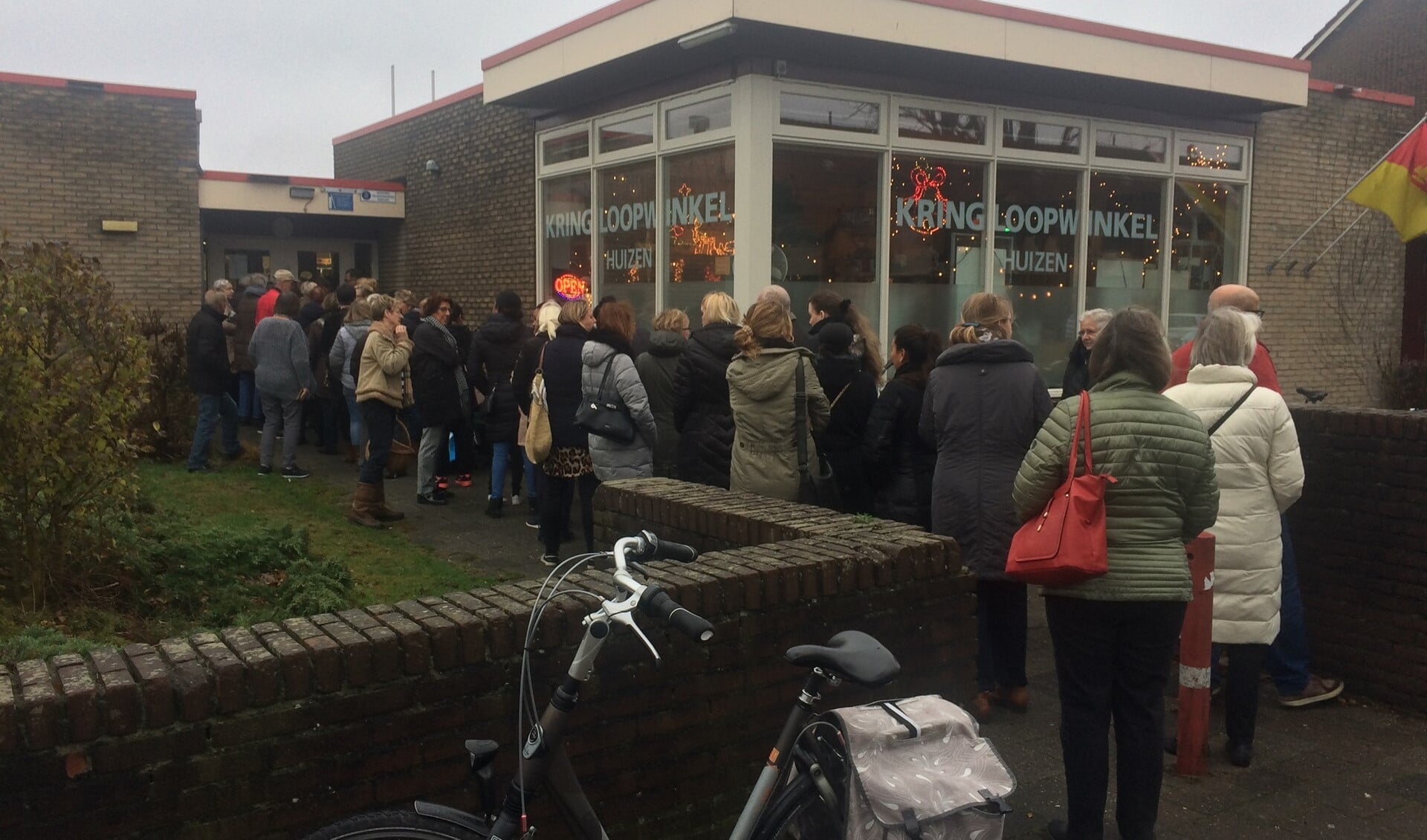 Kringloopwinkel Huizen maakt het mogelijk dat ook het Kunstcafé weer gehouden kan worden dit jaar.