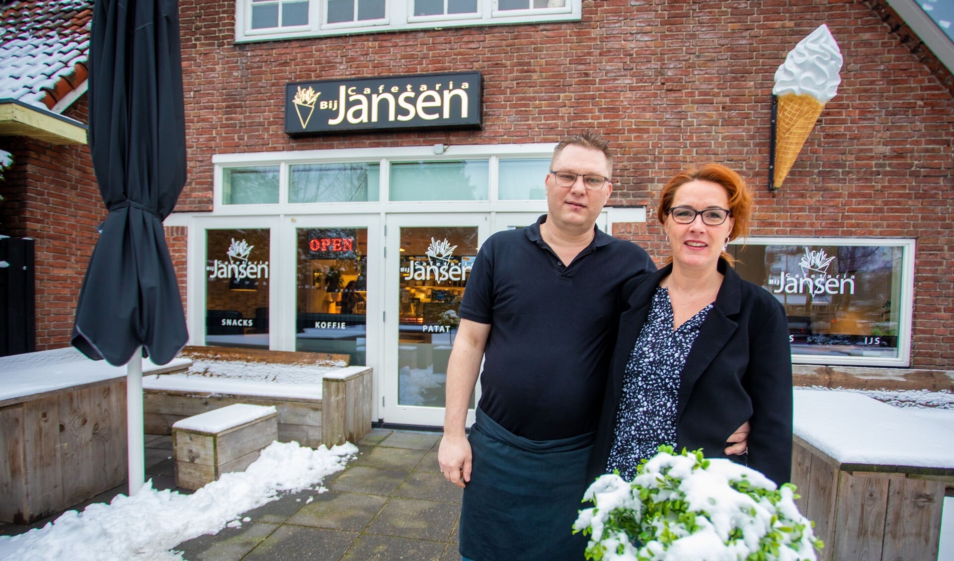 Bjorn en Wendy Jansen voor hun cafetaria Bij Jansen.