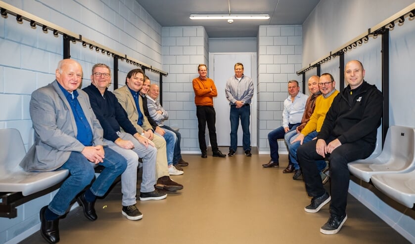 Alle betrokkenen in één van de vier nieuwe kleedkamers. Als tweede en derde van links Hans Haselager en Floris Voorink.