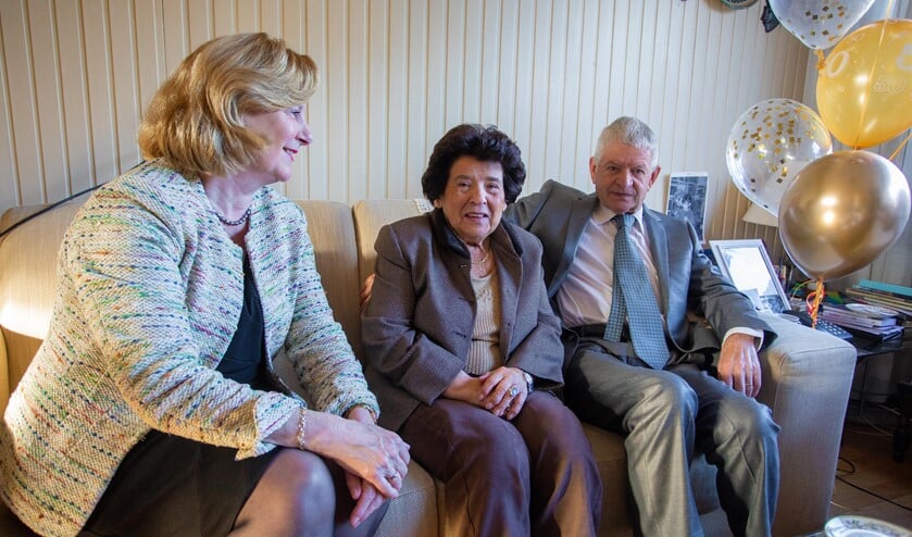 Wethouder Marlous Verbeek kwam het echtpaar namens de gemeente feliciteren.