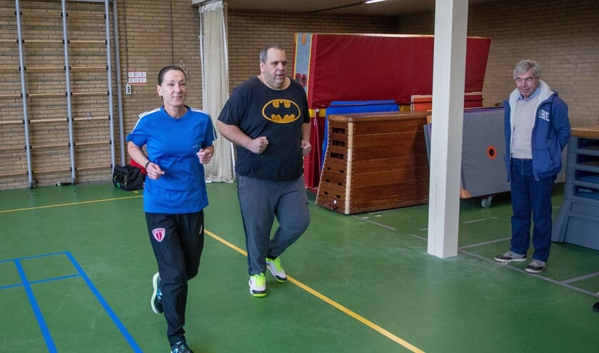 Buurtsportcoach Harriët met een van de deelnemers.