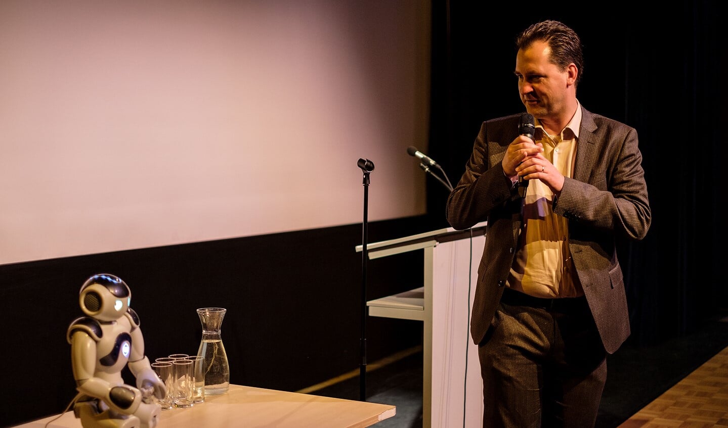 Wethouder Jeroen Klaasse en robot Nao.
