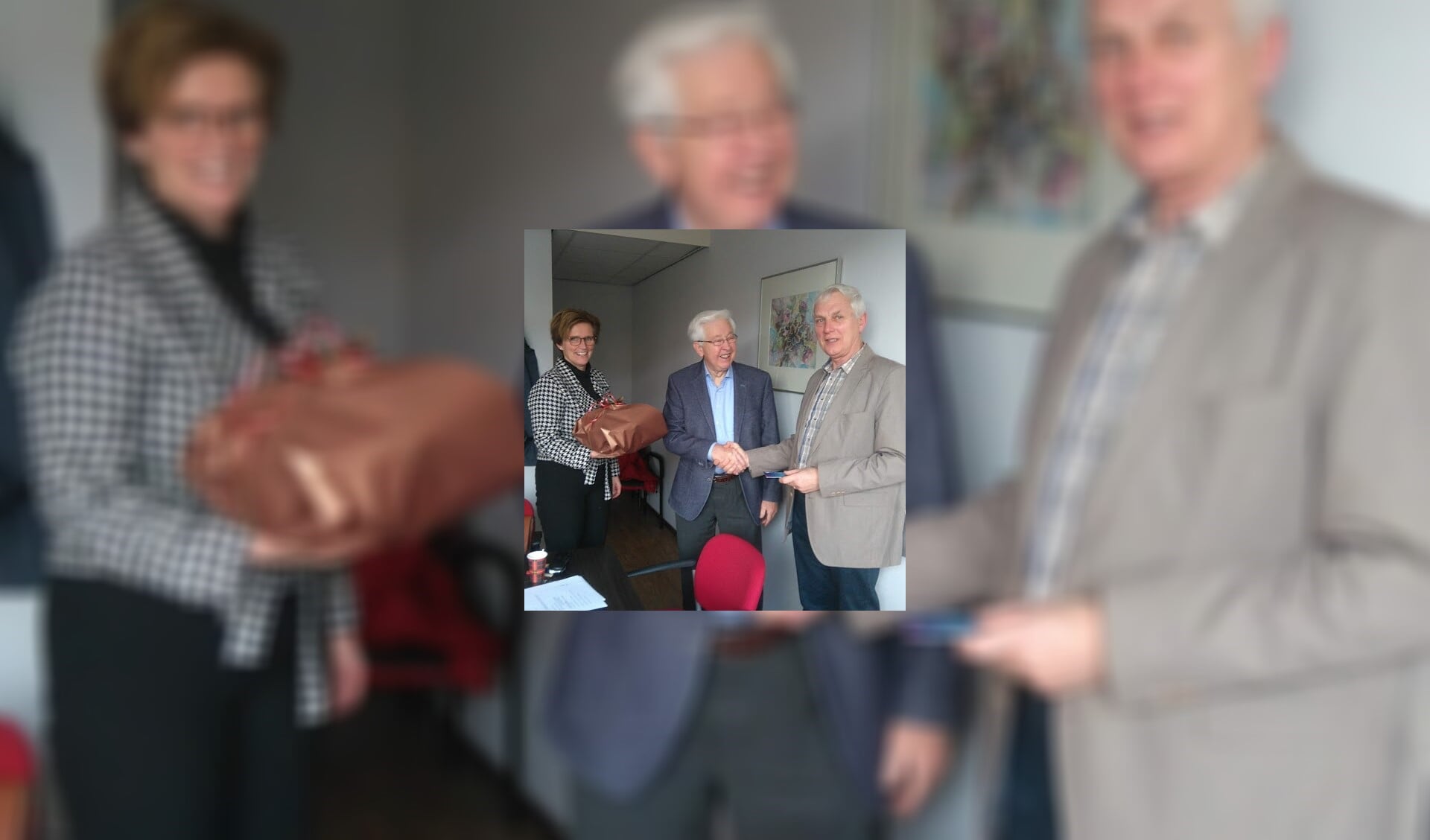 Op bijgaande foto wordt Frits Veerman (midden) in het zonnetje gezet door Irna Hoiting, directeur Wonen Zorg Regio Noord van Amaris en door Leo Klein, de nieuwe voorzitter.