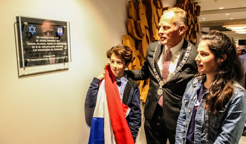 <p>Tijdens de onthulling van de plaquette in 2019.</p>