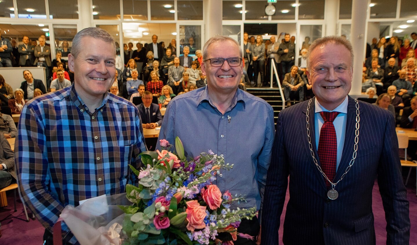 De gebroeders Bert en Gerrit Bout samen met burgemeester Sicko Heldoorn.