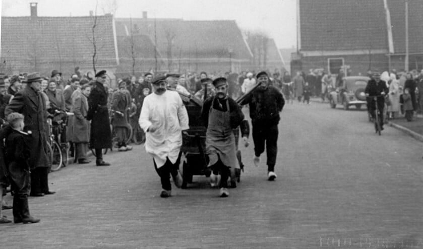 Rennen met de brandweerkar op de Havenstraat tijdens een wedstrijd.