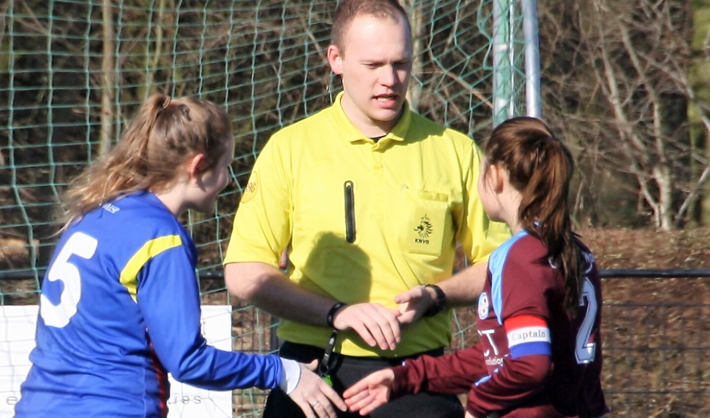 Boy Elenga wil een headset om nieuwe scheidsrechters te kunnen coachen.