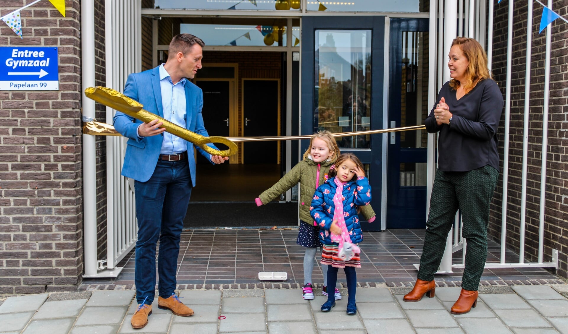 De eerste leerlingen openen hun nieuwe - tijdelijke- school.