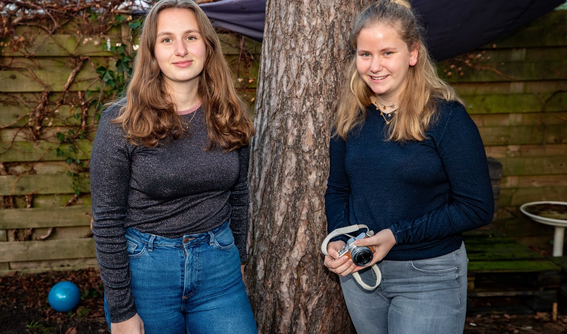 Zussen Willemijn en Quirine Olland schreven hun havo-examenprofielwerkstuk over hun opa Bert Woudstra.