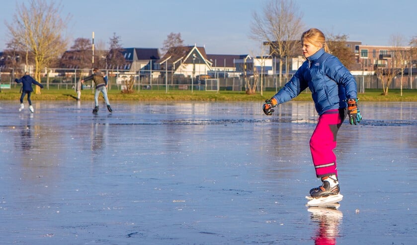 De eerste kinderen konden al schaatsen op het opgespoten veld aan de Aristoteleslaan.