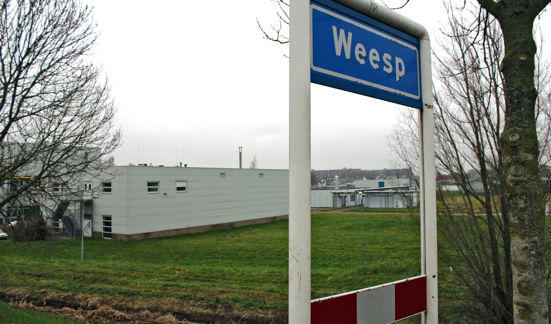 Langs de Verlengde Rijnkade bij de entree van Weesp: een ideale locatie voor ALLSAFE. 