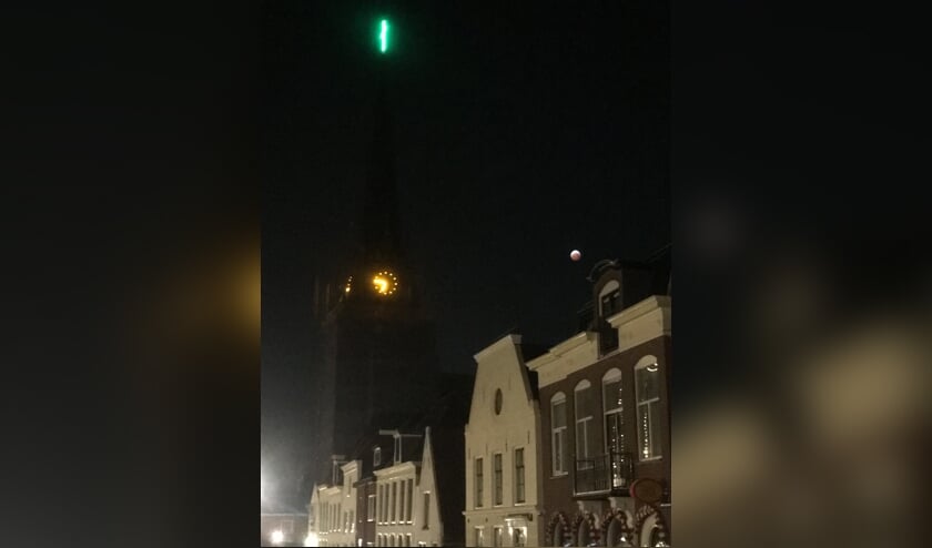 Sint-Laurentiuskerk gekenmerkt door ons groene baken, de tijd en de rode maan.