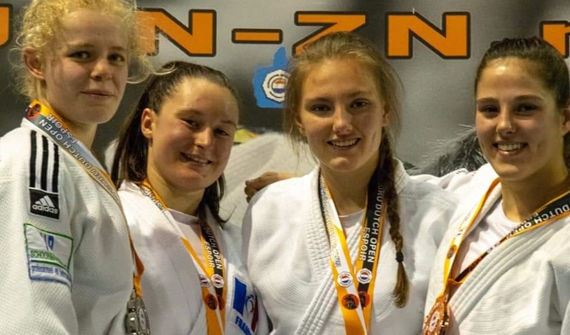 Judoka Nadiah (links) behaalde een zilveren medaille op het sterk bezette toernooi.