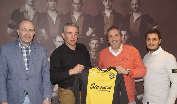 Van linksaf: John van Leeuwen, (bestuurder Voetballen), Ed Otten, René Tuinman (bestuurder Voetballen) en Jeroen van Beers, teammanager SC ’t Gooi 1
