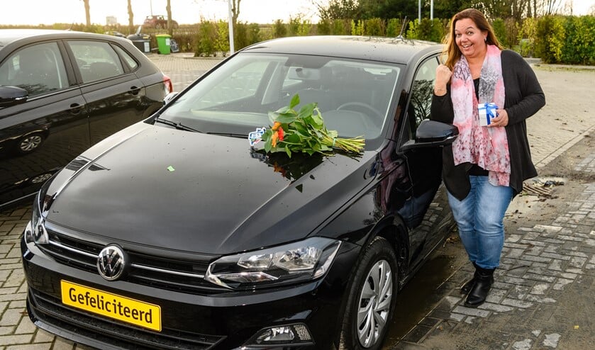 Natasja uit Huizen bij de gloednieuwe auto die ze won met de VriendenLoterij.