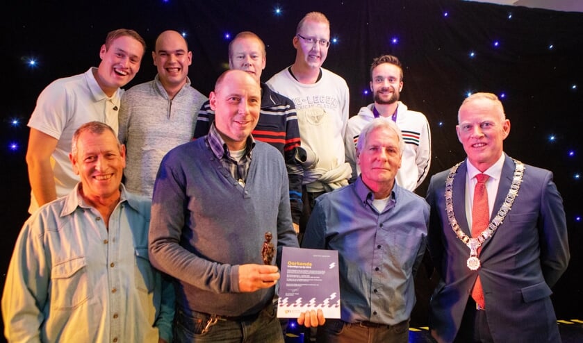 De vrijwilligers op de foto met leden van het G-team.