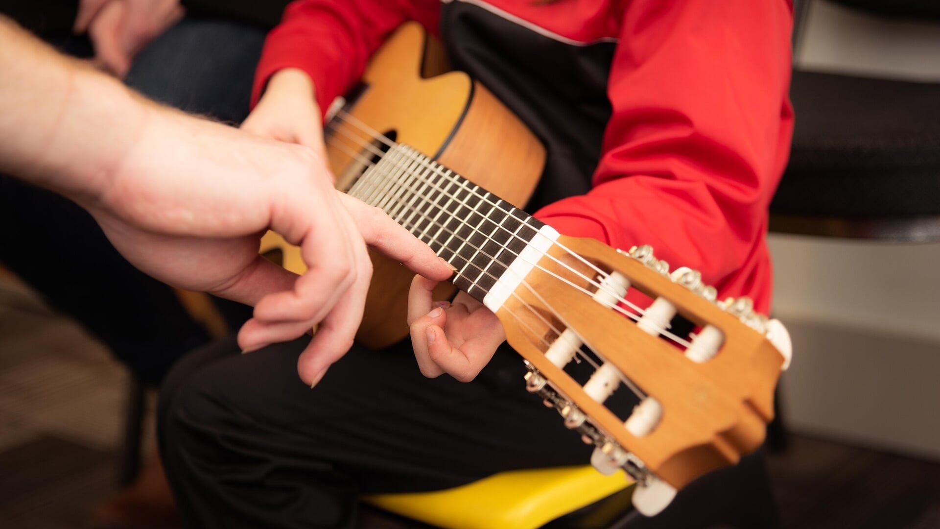 Ouders met een laag inkomen kunnen geld voor muziekles aanvragen.