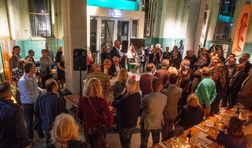 Reinier Castelein spreekt tijdens het Maatschappelijk Diner in De Krachtcentrale.