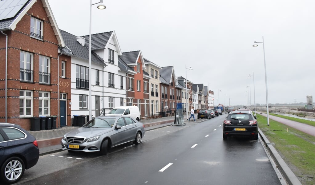 Akwasi heeft een woning gekocht in Weespersluis waar veel tumult over is (op de woningen op deze foto is niet het huis van Akwasi afgebeeld). 