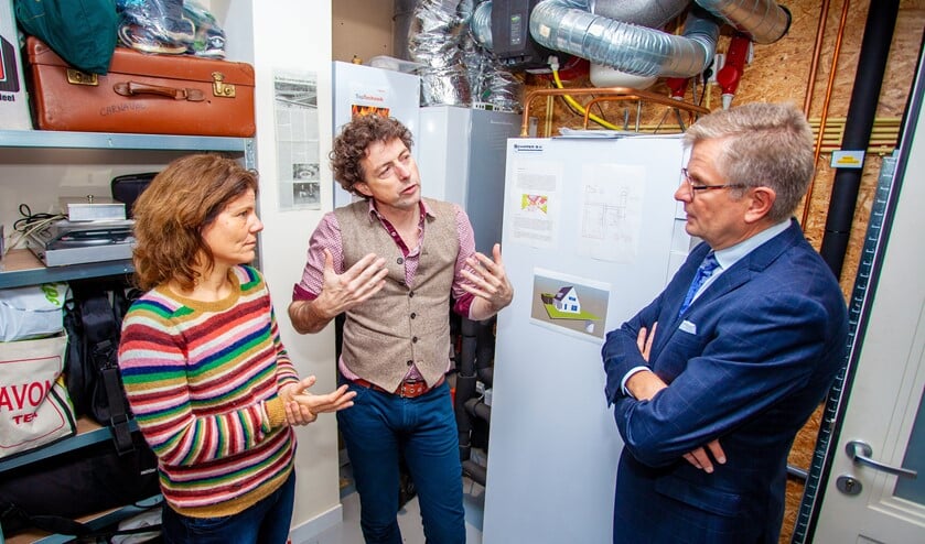 Wethouder Bert Rebel deed tijdens zijn bezoek aan een aardgasvrije woning in november vorig jaar een oproep voor energieambassadeurs.