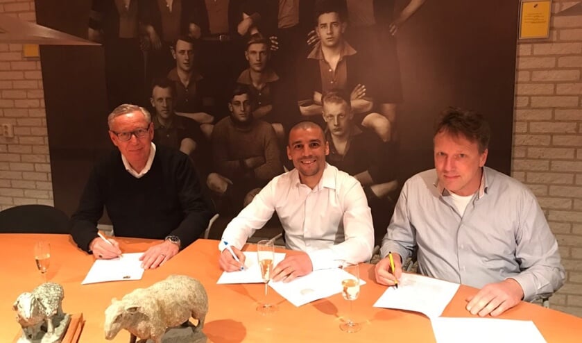 Maart vorig jaar zette Akchich (midden) zijn handtekening onder het contract bij SC 't Gooi. 