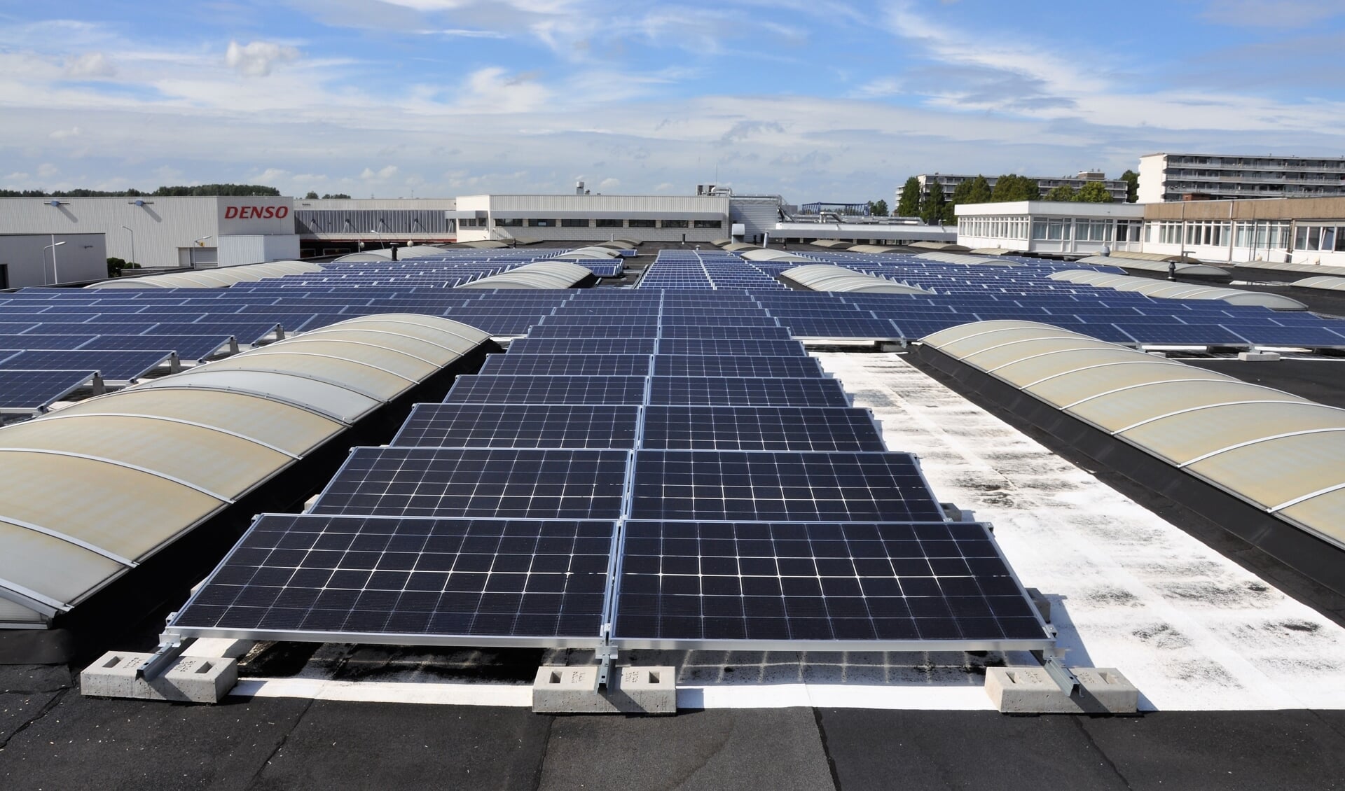 Bedrijfsdaken vol zonnepanelen zijn (nog) in de minderheid.