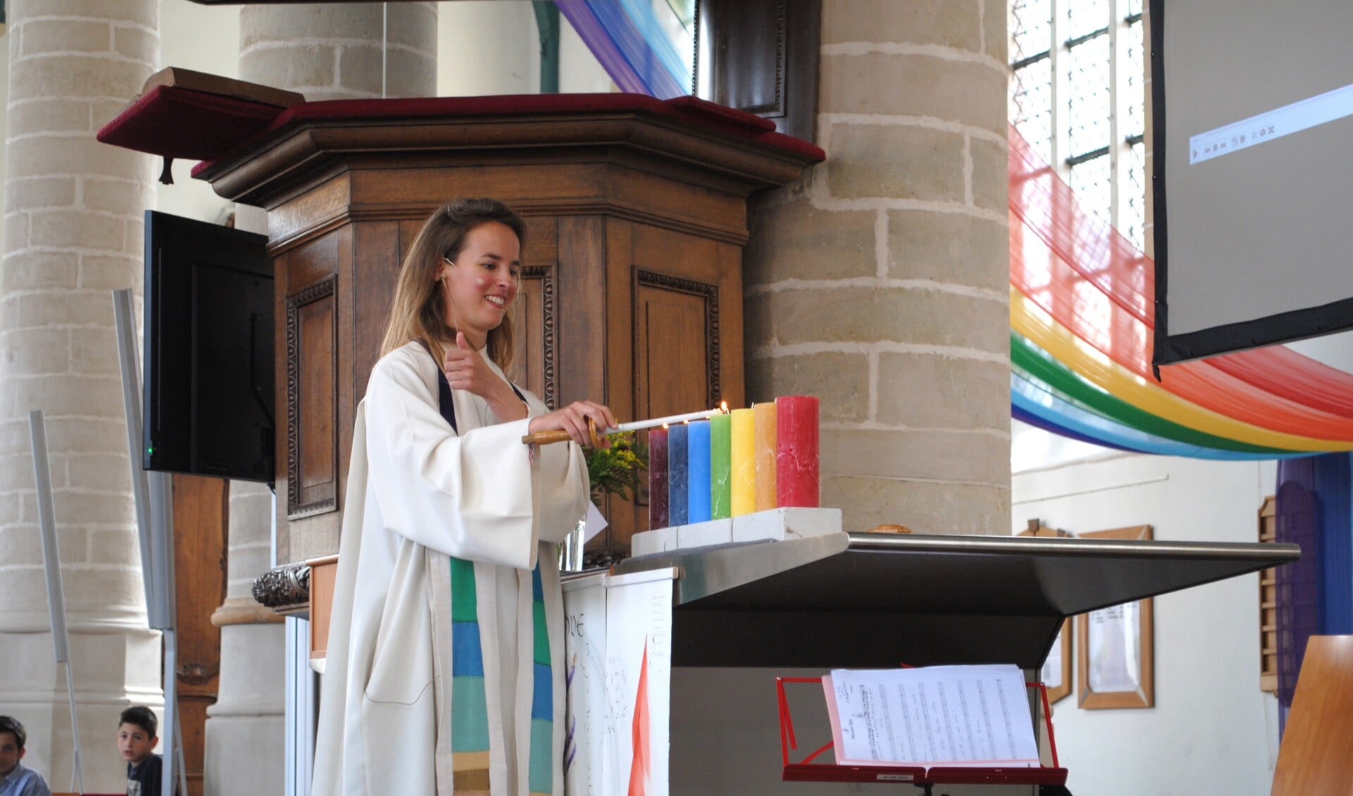 Dominee Marije Hage tijdens het 'Feestje in de Kerk'. 