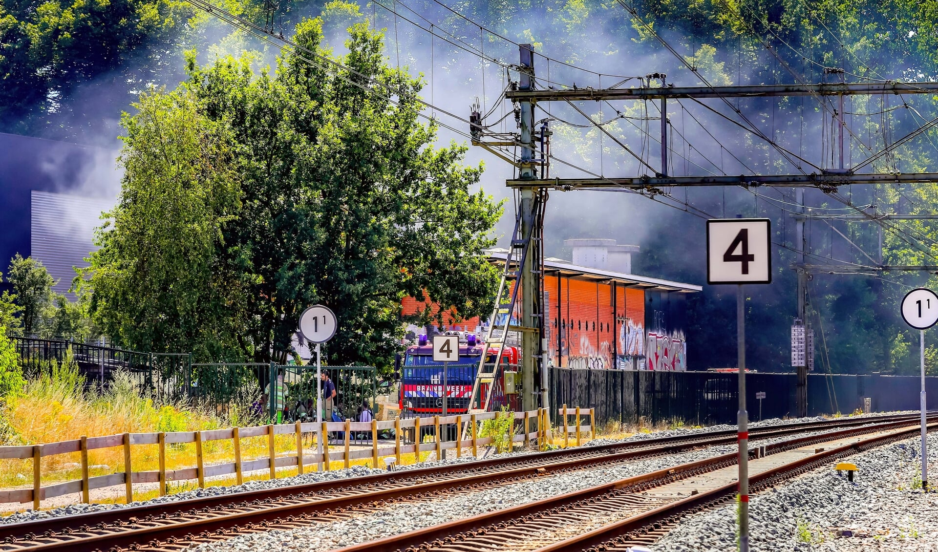 Het duurde zaterdag 14 juli uren voordat de brand, vlakbij station Sportpark, geblust kon worden.