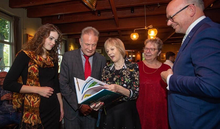 Sarah, de burgemeester, Ineke, Loekie en Kees bij de presentatie van het eerste exemplaar.