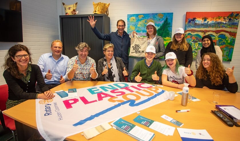 Leden van de Rotary met de Circuleerlingenraad van Scholengemeenschap Huizermaat.