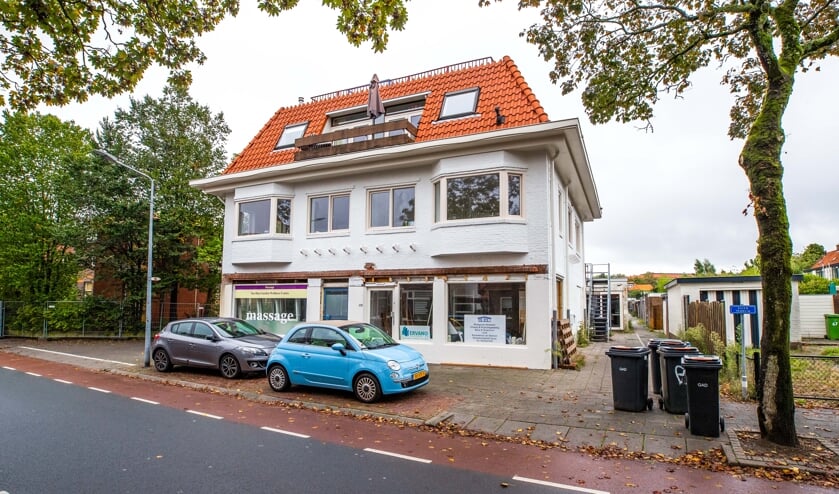 Het penthouse en de achtergelegen gebouwen zijn verhuurd, maar de verdere opknapbeurt ligt al maanden stil.
