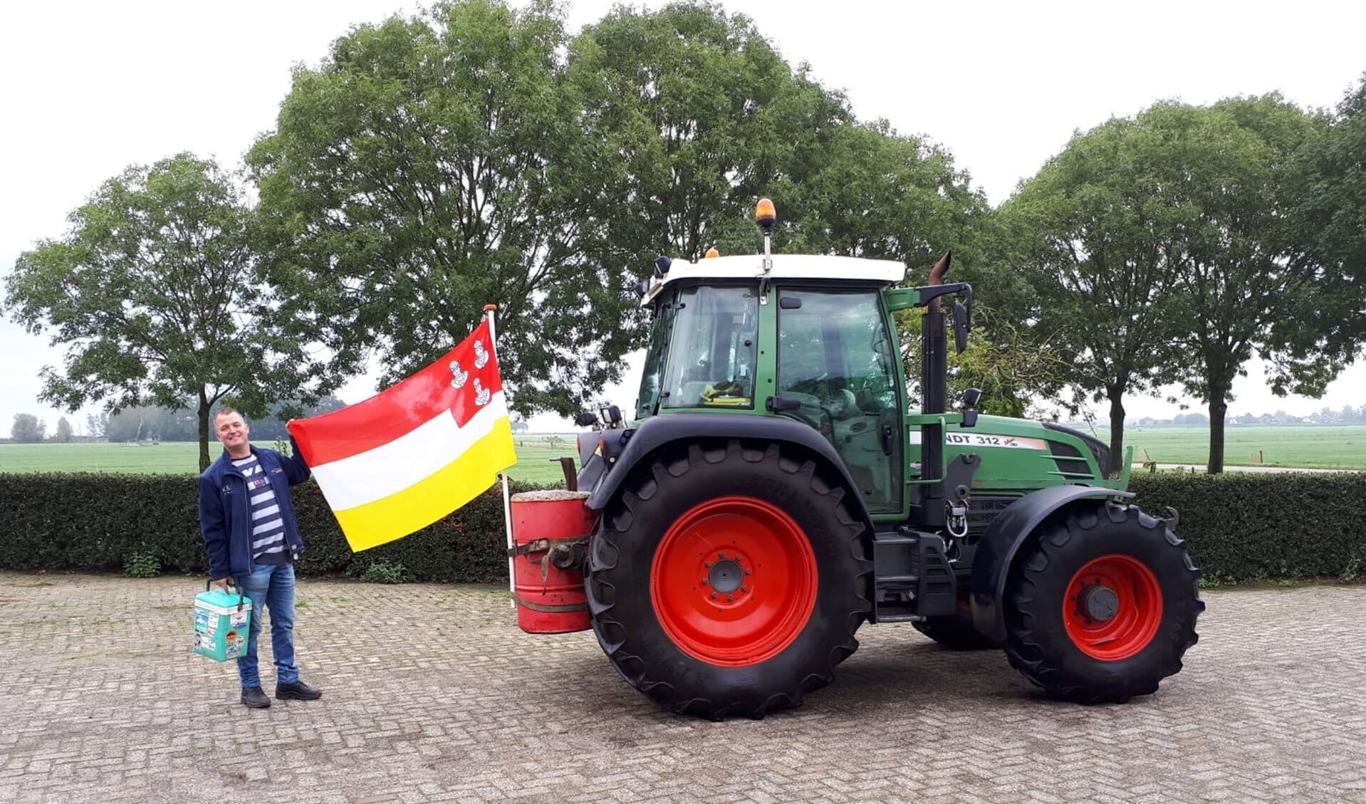 Bert Majoor nam maandag de gemeentevlag van Eemnes mee. Hij trof daar helaas niet zijn plaatsgenote en Statenlid Wilma de Boer aan.