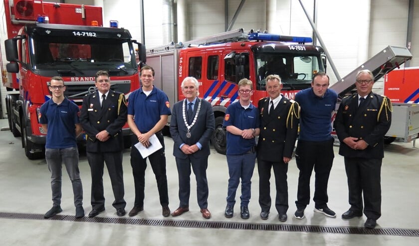 V.l.n.r.: Stefan Groenestein, Postcoördinator Hans van Riet, Derk Walraven, bestuursvoorzitter Pieter Broertjes, volontair Hendrik Greefkes, brandweercommandant John van der Zwan, Max van den Bergh en clusterhoofd Joop Huizing.