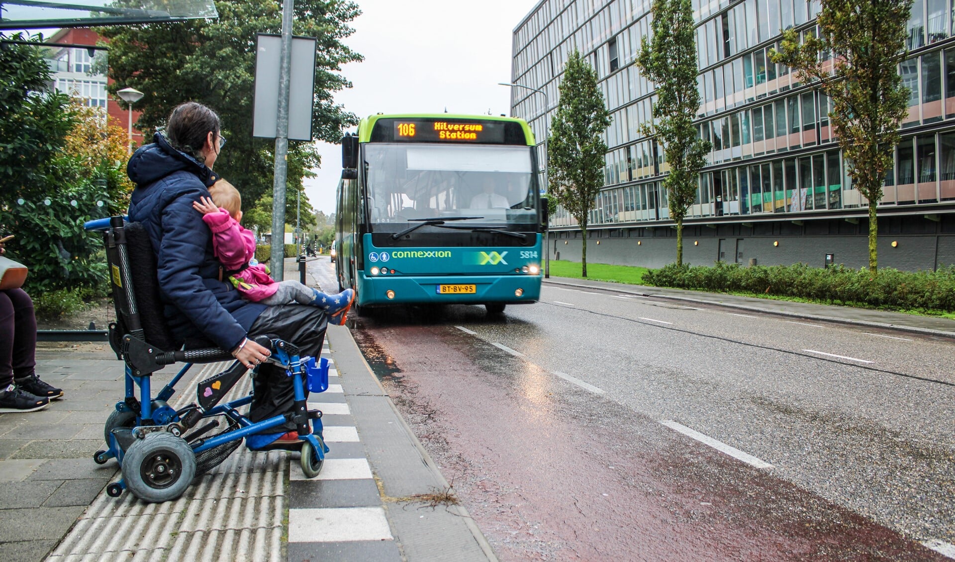 Een positief voorbeeld: Felicia de Rooij - van Melsen was blij dat de bushaltes toegankelijk werden gemaakt.
