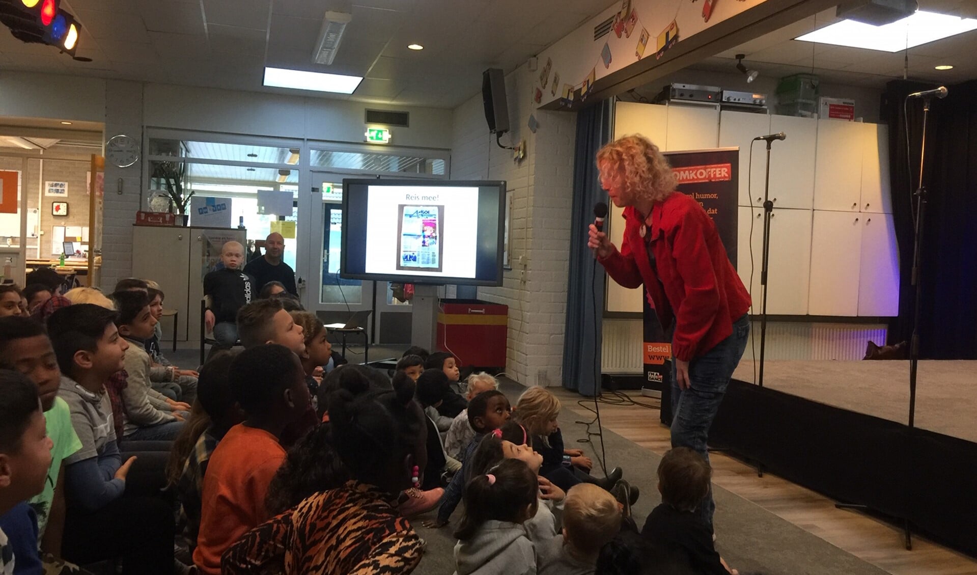 Kinderboekenschrijfster Charlotte Doornhein opende de Kinderboekenweek op de Kamperfoelieschool.