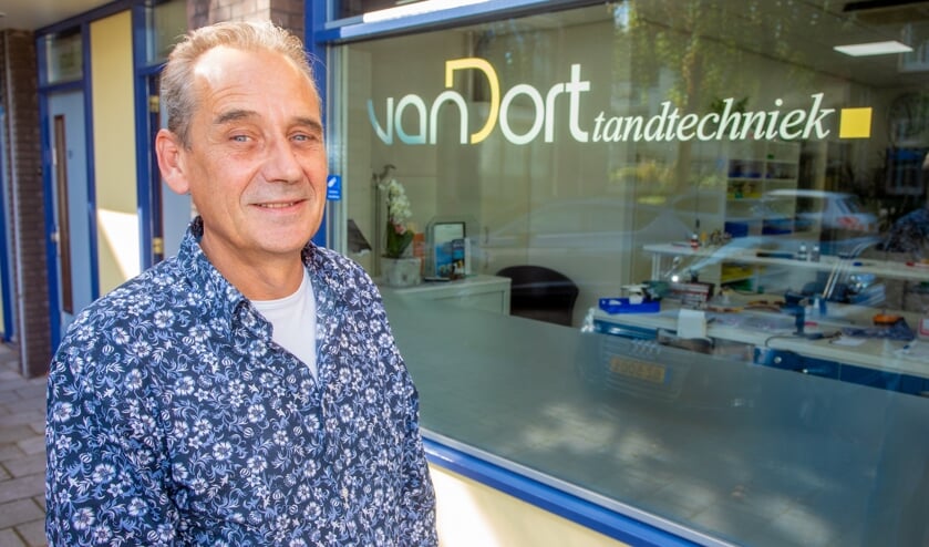 Edward van Dort voor zijn Van Dort Tandtechniek.