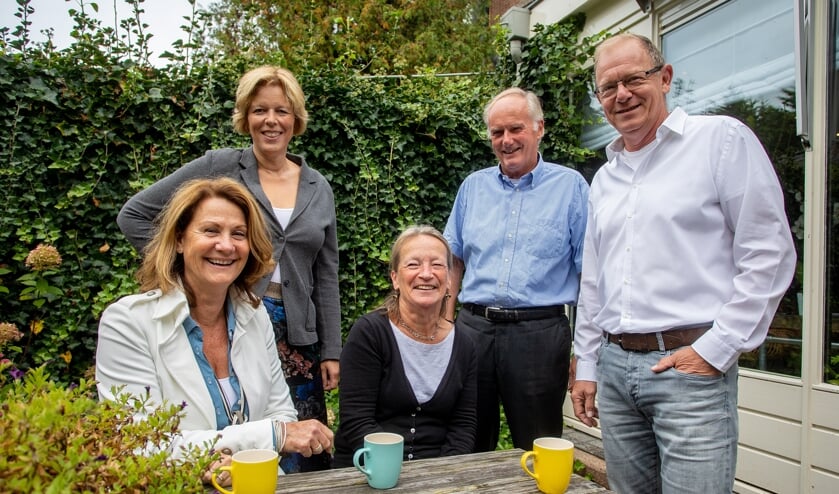 Agnes, Ellen, Claire, Alfred en Bart zijn aanwezig tijdens de informatieavond.