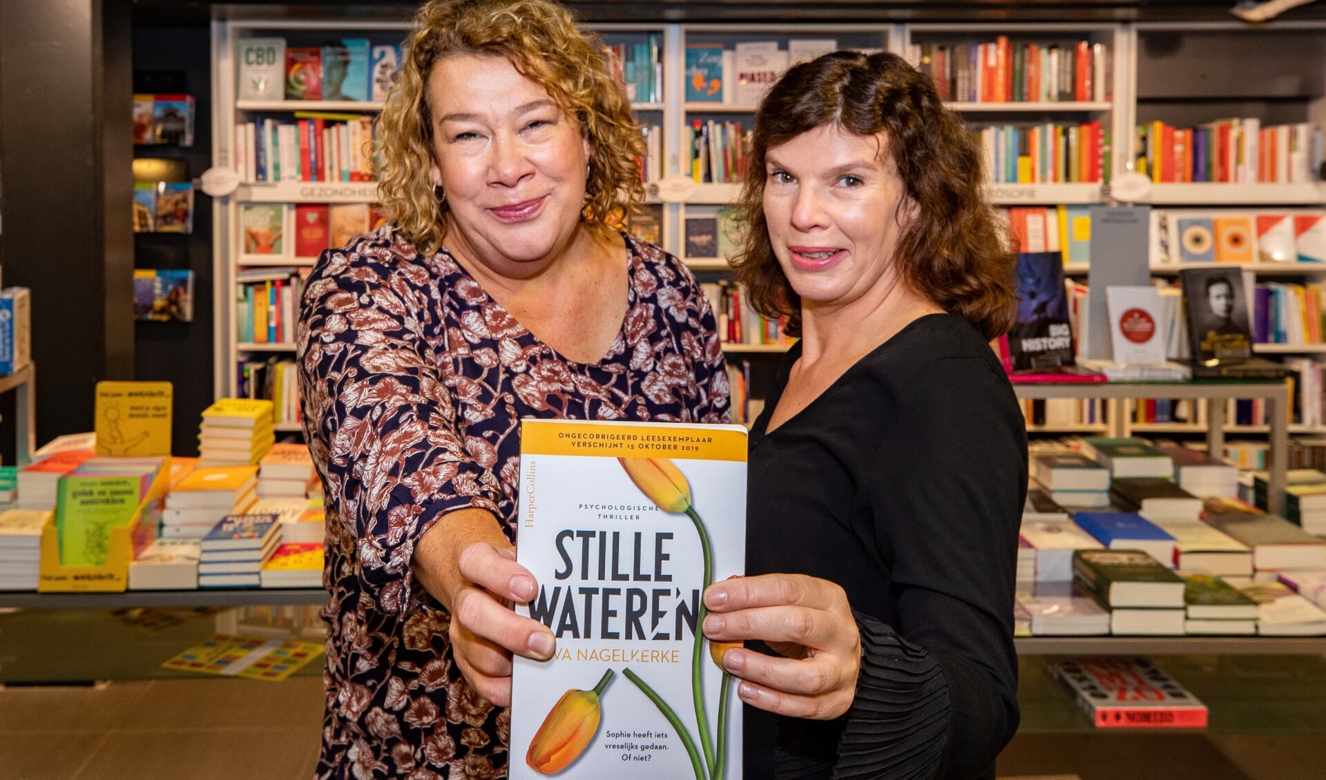 Alexandra (links) en Victoria Nagelkerke presenteren hun  thriller donderdag 24 oktober in Voorhoeve.