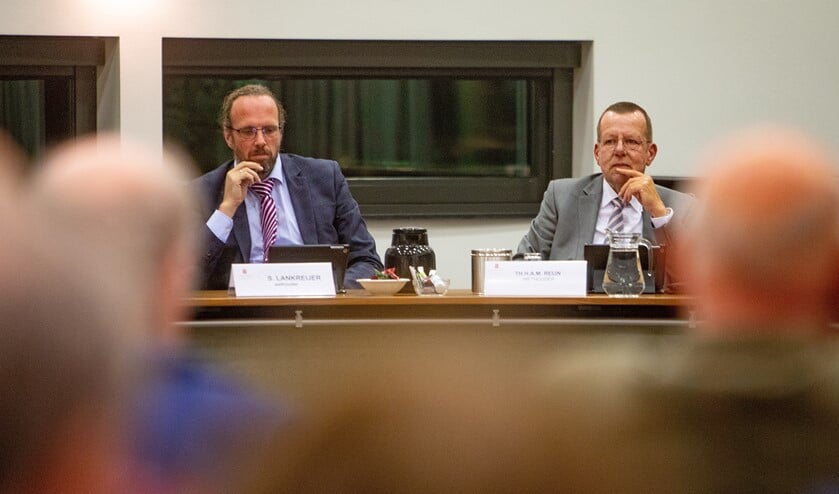 Wethouder Lankreijer (l) en Reijn tijdens de extra raadsvergadering afgelopen maandagavond.