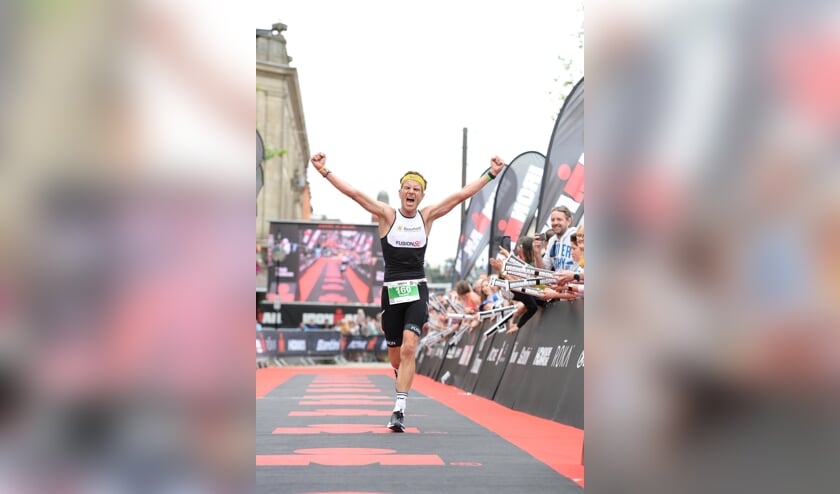 Triatleet Daniel Nagel komt over de finish in Boston