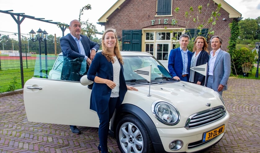 Sander, Annefleur, Chris, Esther en Patrick bij de Mini-rouwauto.