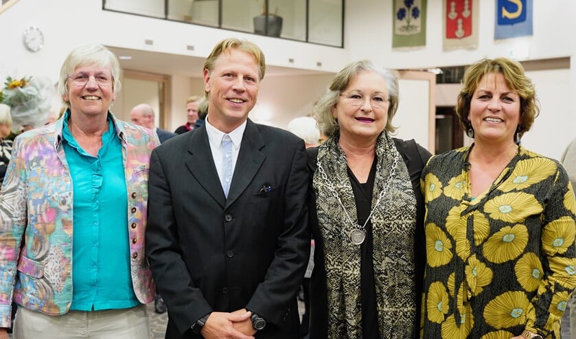 V.l.n.r.: Mieke, Leon, burgemeester Joan de Zwart-Bloch en Ellewies.