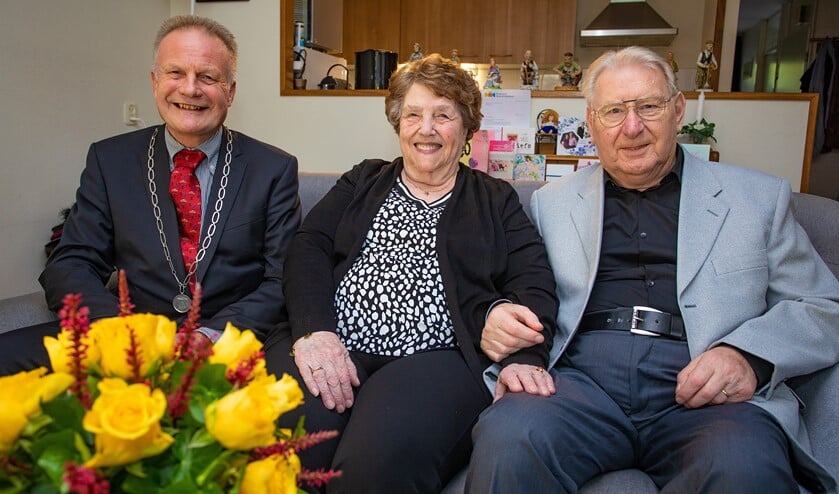 De burgemeester bij Wil en Jaap van der Pal op de bank.