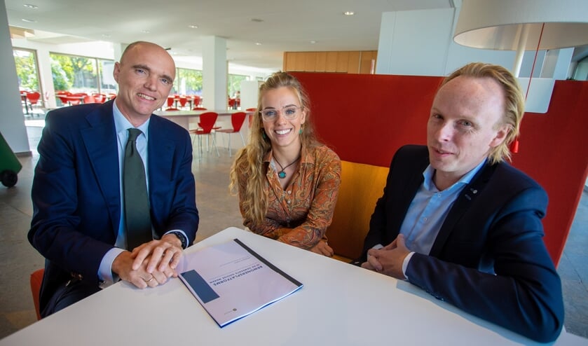 Wethouder Geert-Jan Hendriks, Floor Elderman en Jelmer Kruyt bespreken het rapport.