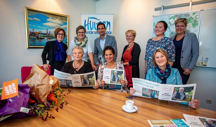 Wethouder Maarten Hoelscher kreeg eind september het eerste exemplaar van een speciale krant van Onder de Mensen.