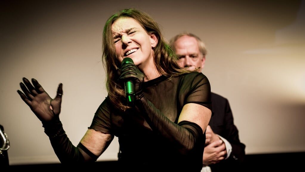 Zangeres Carmen Sars, uw gastvrouw bij de Sunday Afternoon Jazzclub.