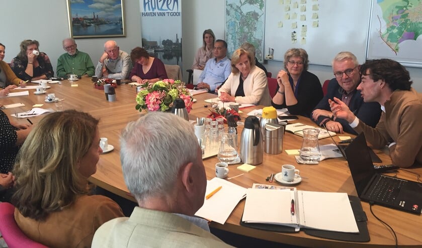 De kick-offbijeenkomst over de viering van 75 jaar vrijheid in Huizen in oktober vorig jaar.